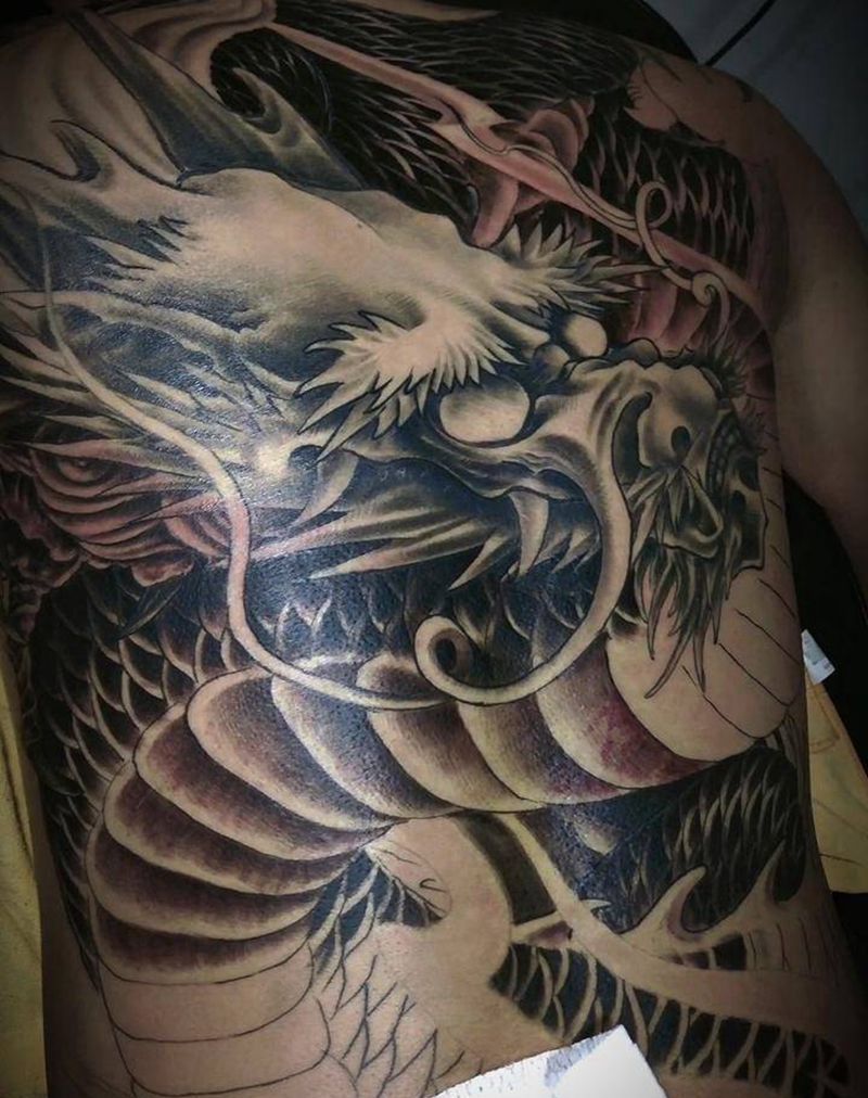 大龙纹身图片_背部臀部新传统欧美写实后背大龙纹身图案