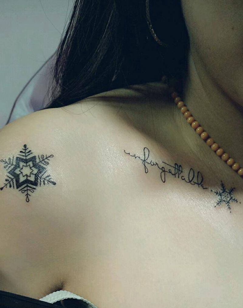小清新纹身：雪花&字母纹身图片_肩部胸部清新几何字符成品纹身图案