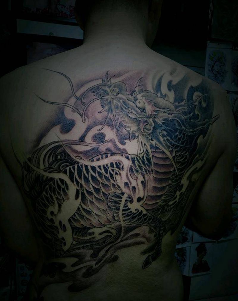 麒麟遮盖旧蝎子纹身图片_背部新传统纹身图案