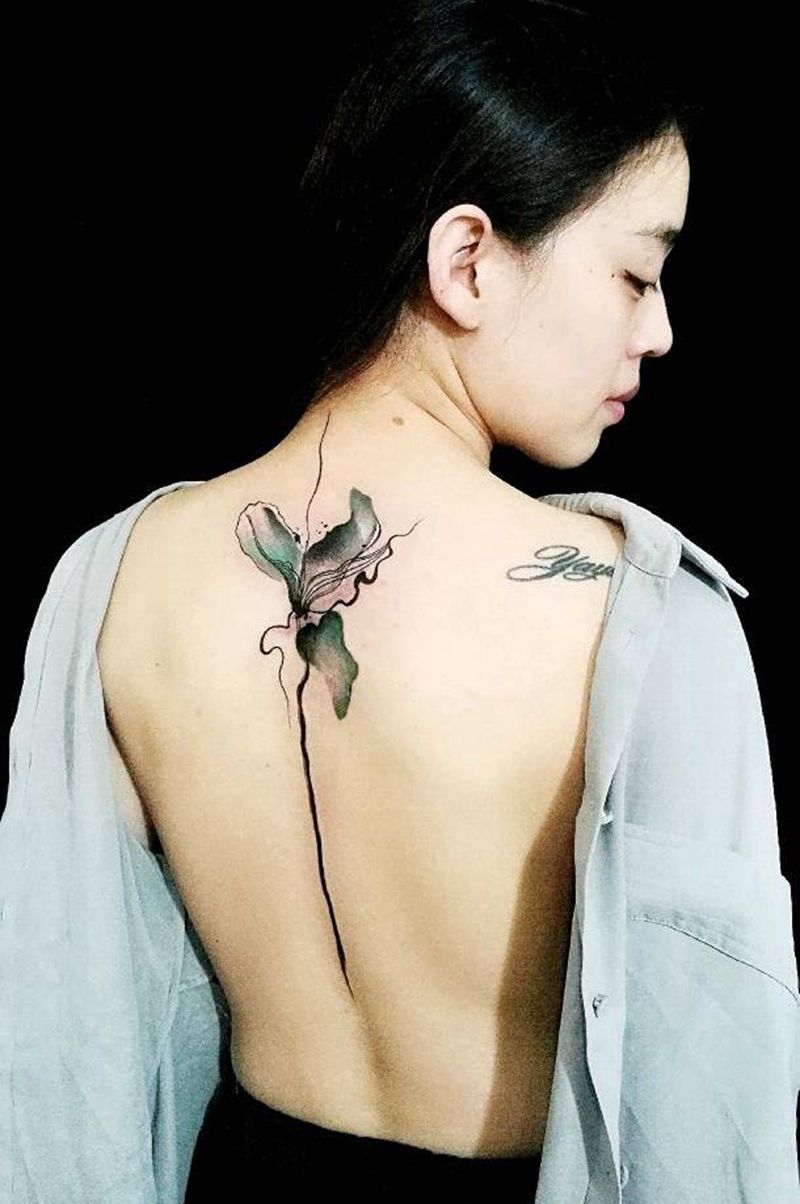 嗯纹身图片_背部颈部新传统水彩纹身图案