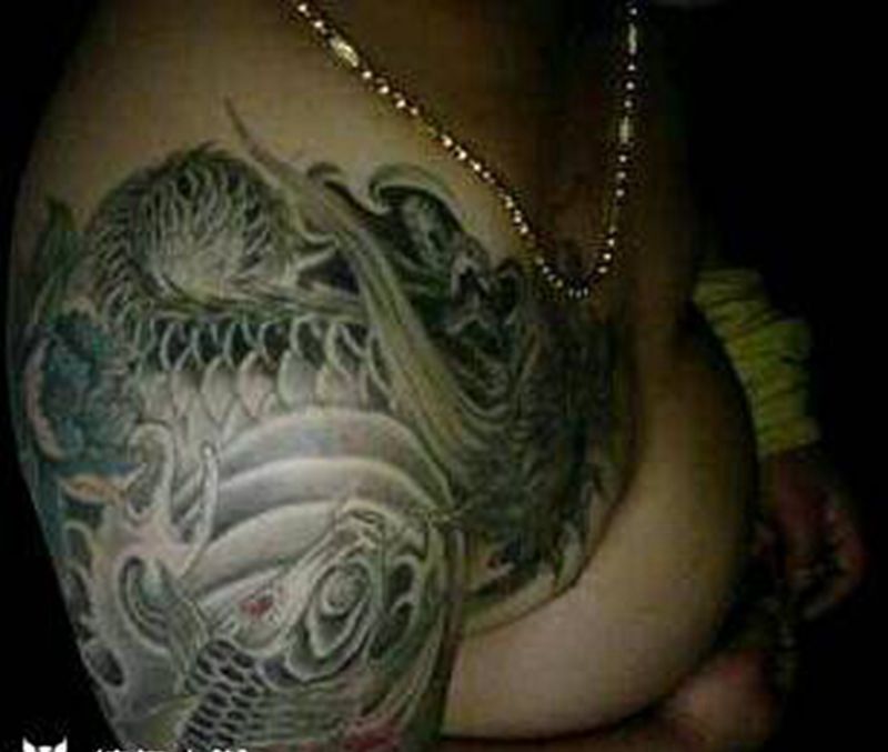 纹身：鲤鱼化龙纹身图片_肩部胸部传统动物龙成品纹身图案