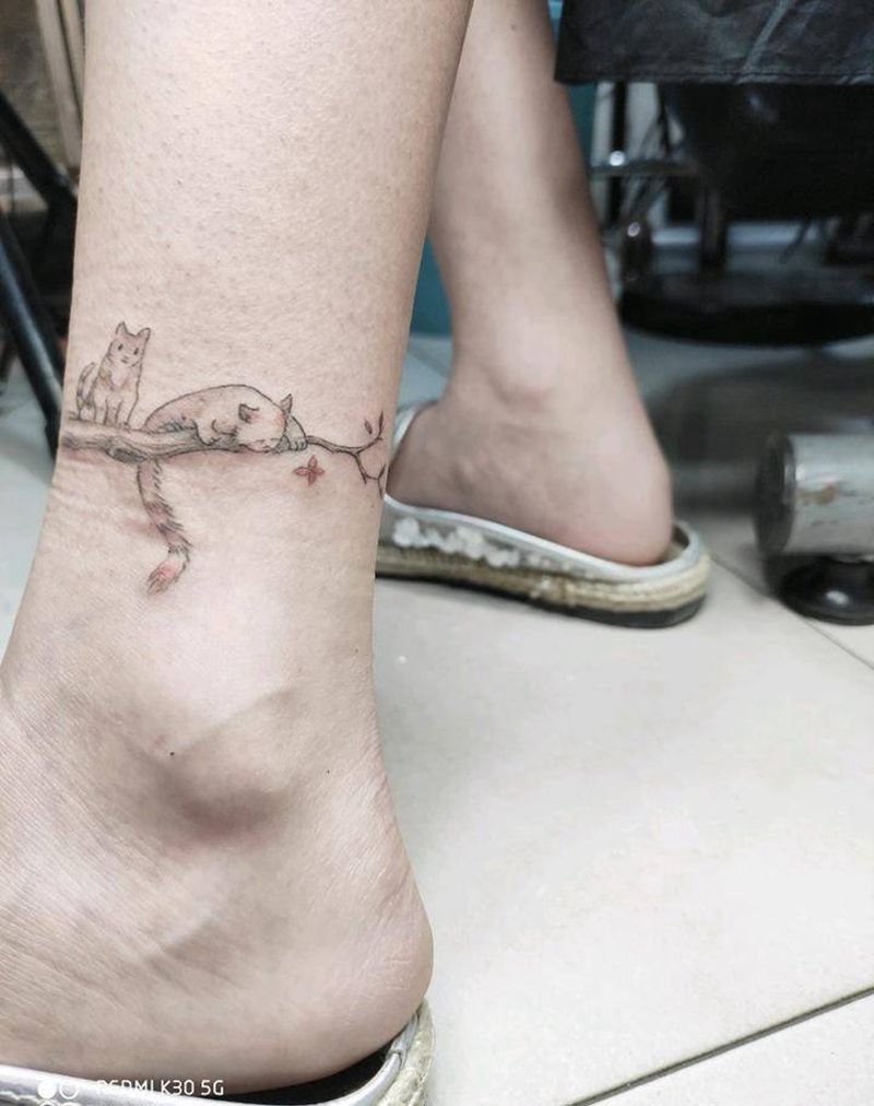 猫趣纹身图片_腿部脚部新传统点刺清新微纹身纹身图案