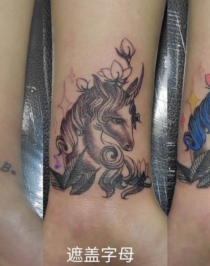 独角兽遮盖字母纹身图片_手部手臂New School新传统纹身图案