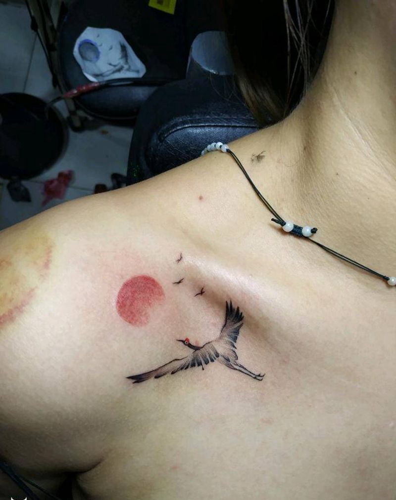 鹤纹身图片_胸部点刺纹身图案