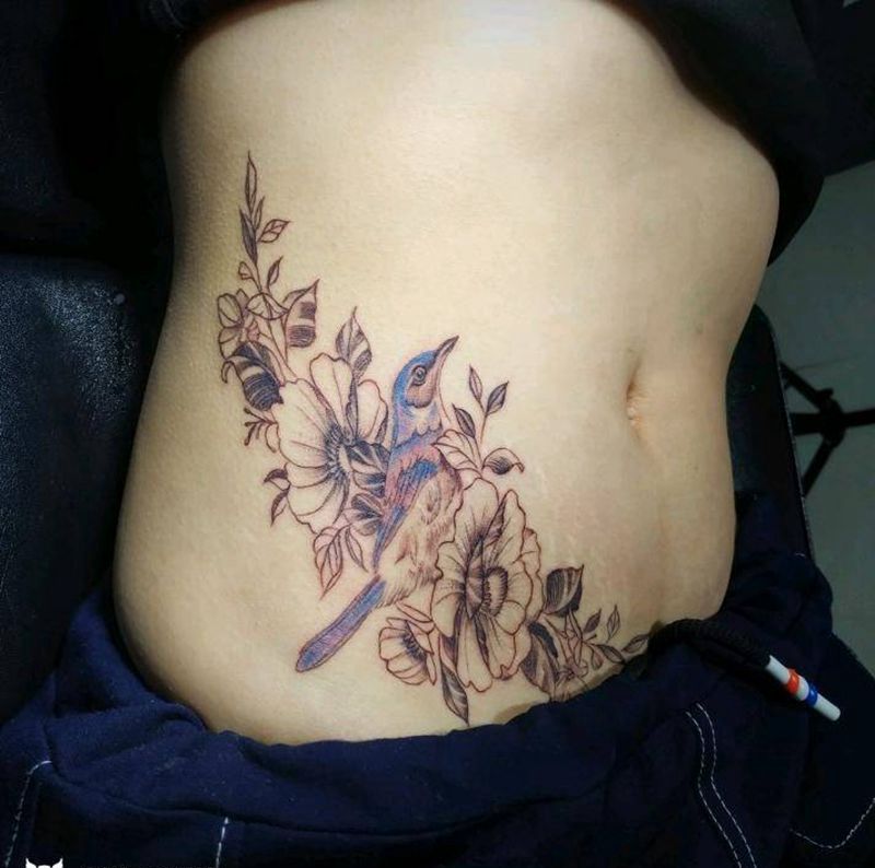 素花鸟纹身图片_腹部新传统点刺纹身图案