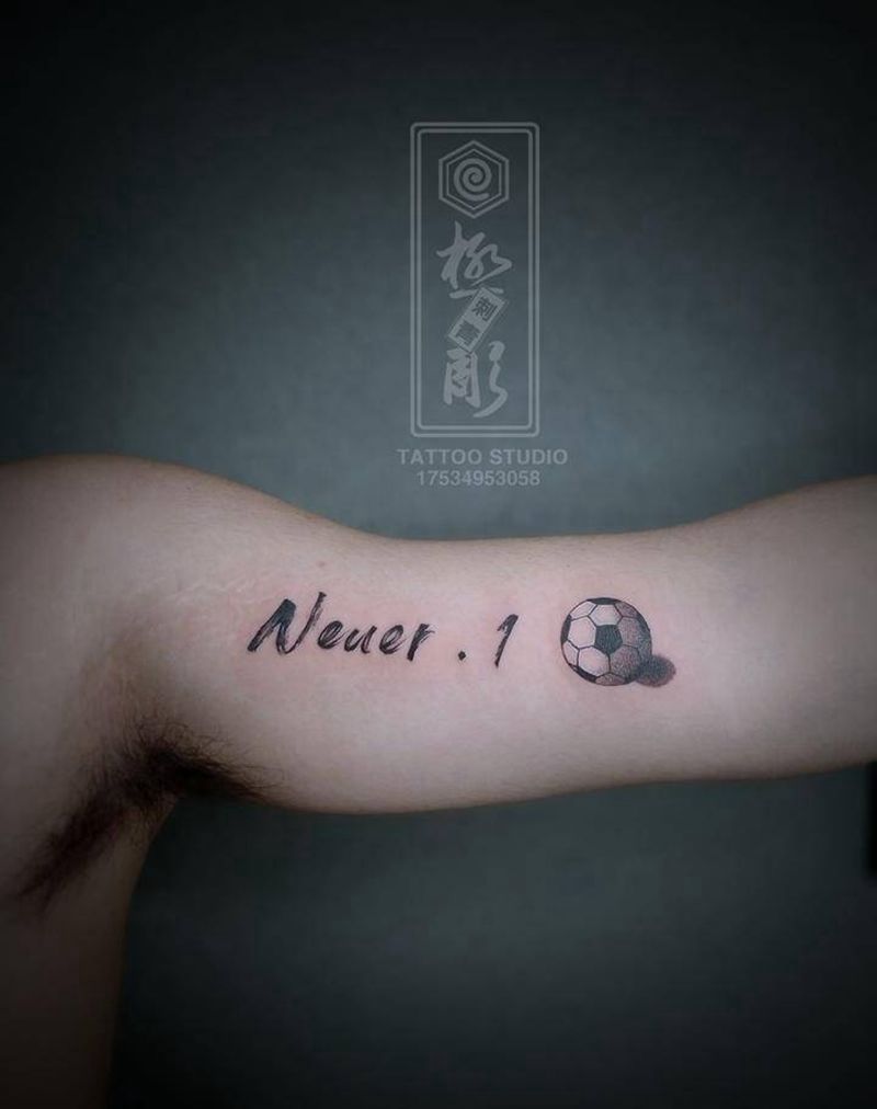 狂热小球迷纹身图片_手臂点刺英文字母纹身图案