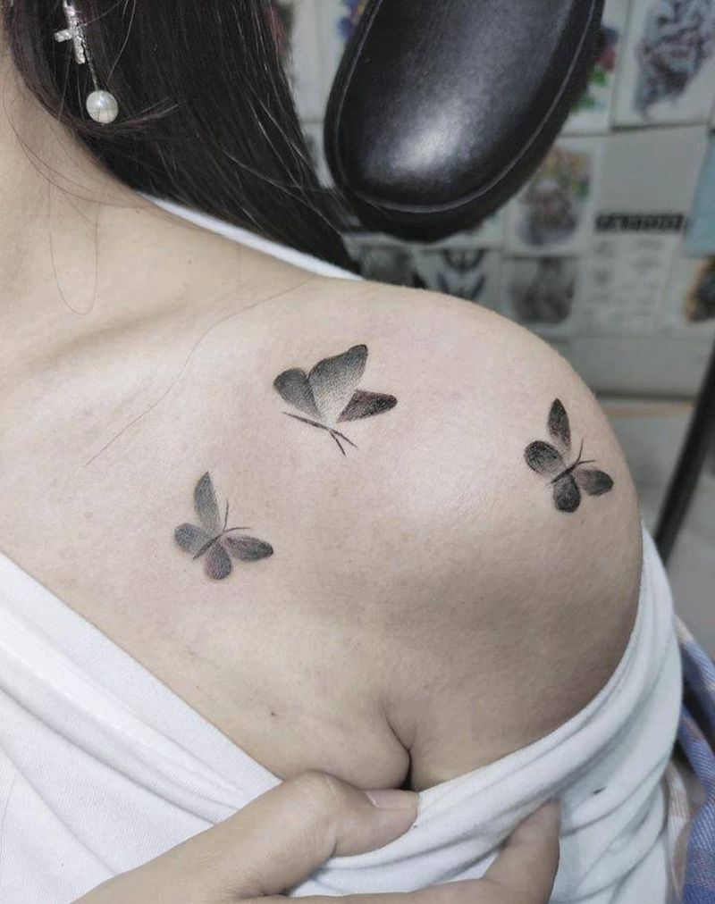 锁骨蝴蝶纹身图片_胸部点刺新传统清新蝴蝶纹身图案