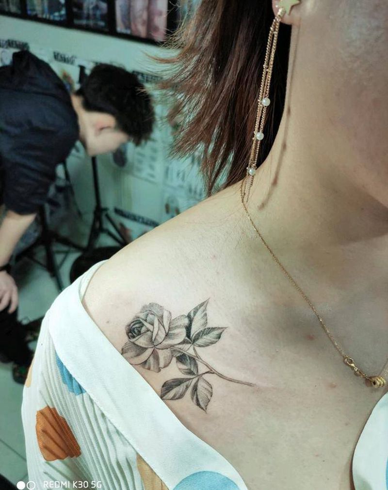 素玫瑰纹身图片_胸部新传统点刺素花纹身图案