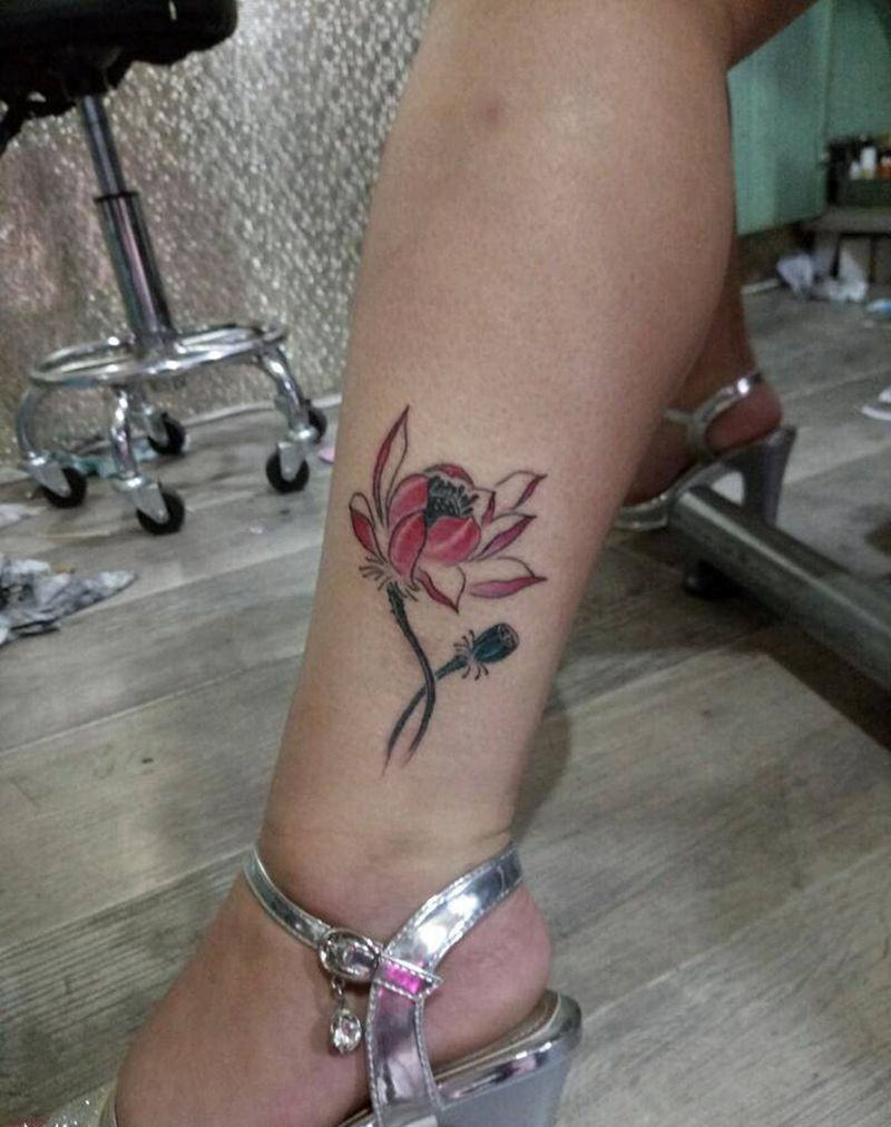 脚下生莲纹身图片_脚部清新写实植物成品纹身图案