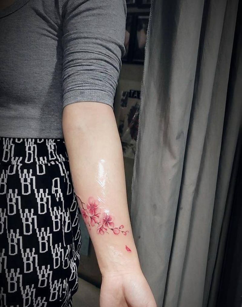 桃花纹身图片_手臂欧美写实新传统纹身图案