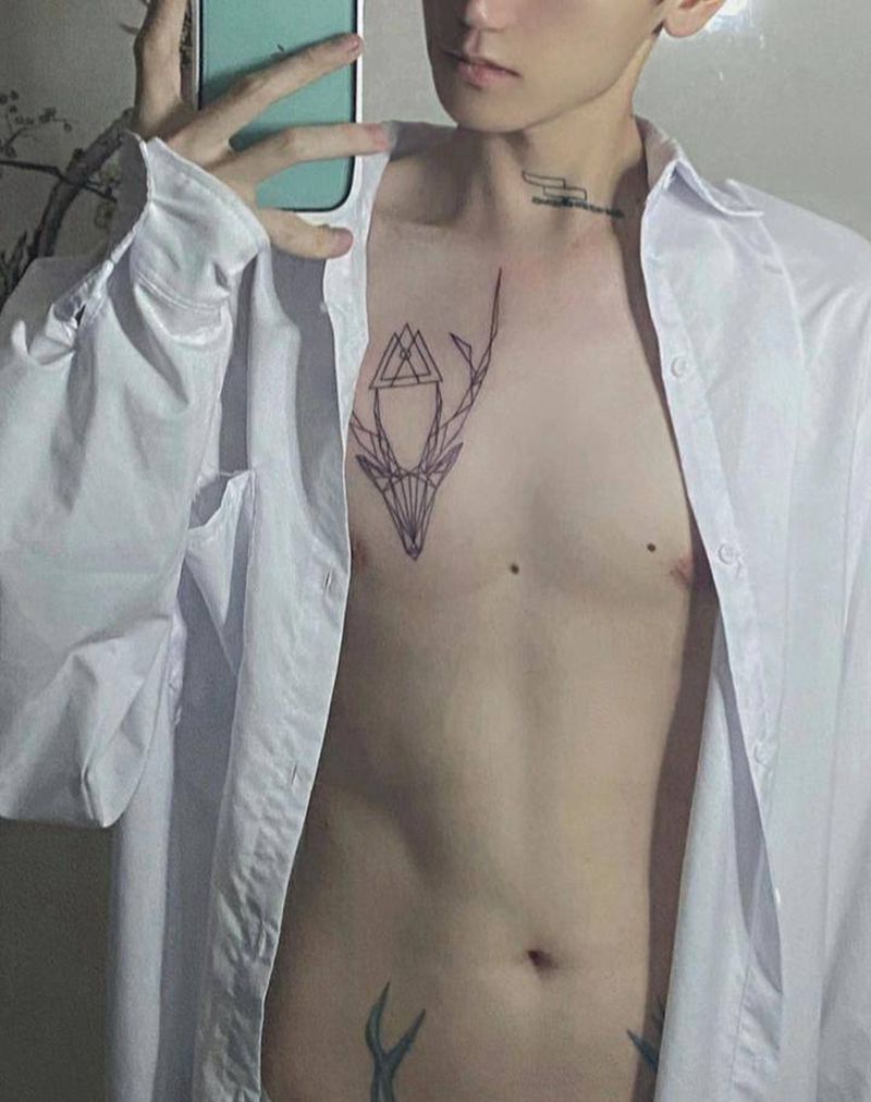 几何鹿头纹身图片_胸部几何纹身图案