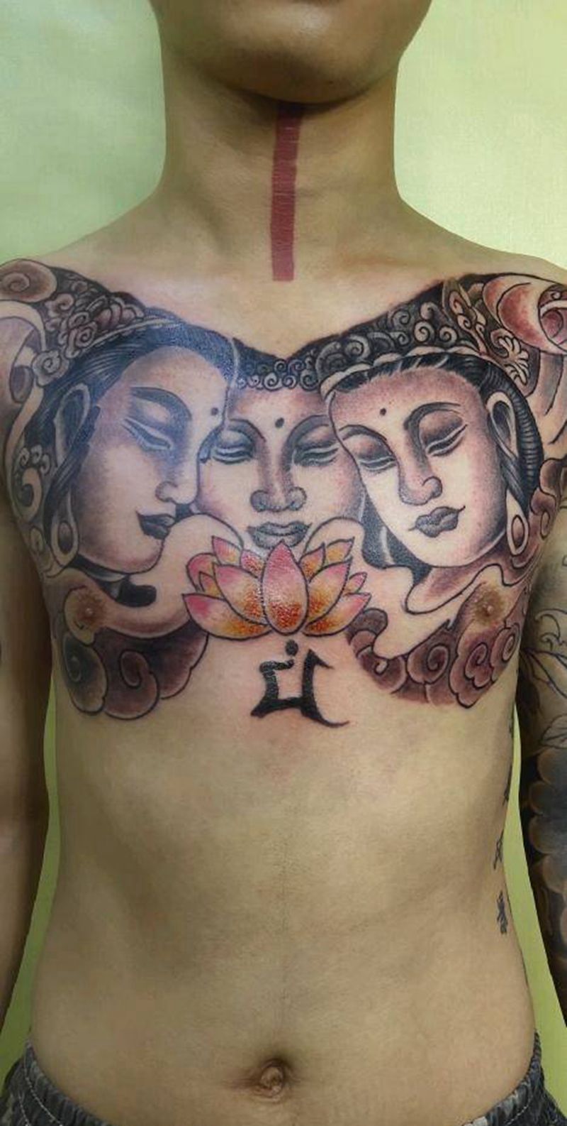 三面佛纹身图片_胸部新传统纹身图案