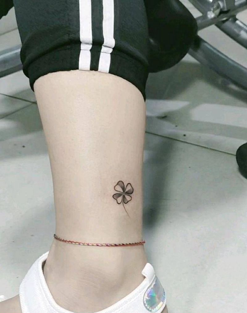 幸运草纹身图片_脚部腿部几何New School清新小纹身纹身图案