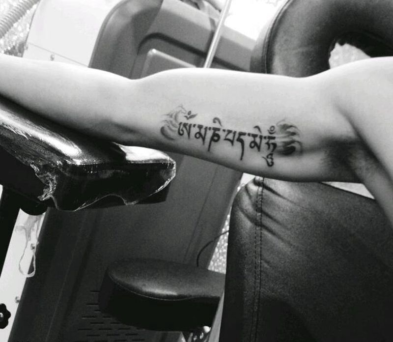 六字真言纹身图片_手臂习俗清新字符宗教成品纹身图案