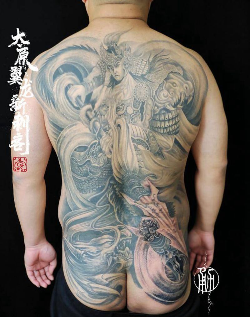 龙临纹身图片_臀部背部新传统纹身图案