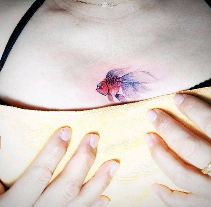 金鱼遮盖旧字体纹身图片_胸部新传统纹身图案