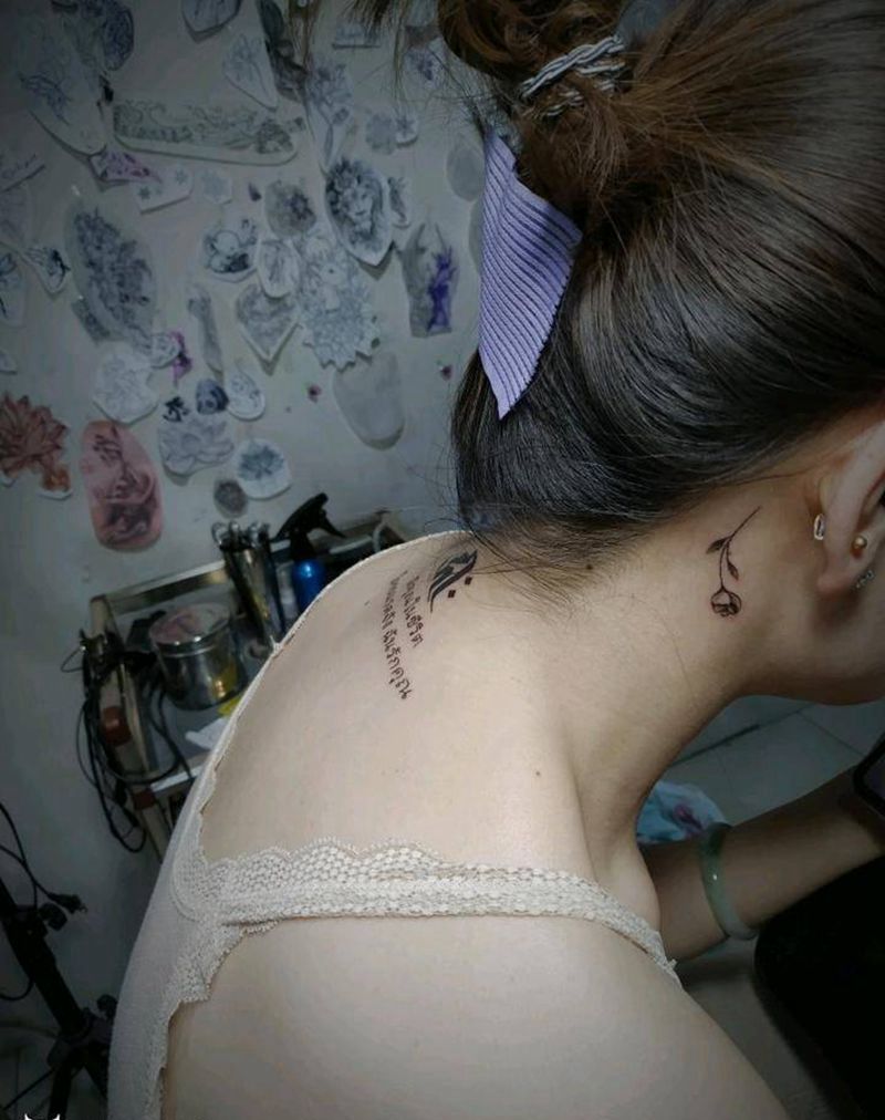 字符纹身图片_颈部图腾花体字耳后纹身图案