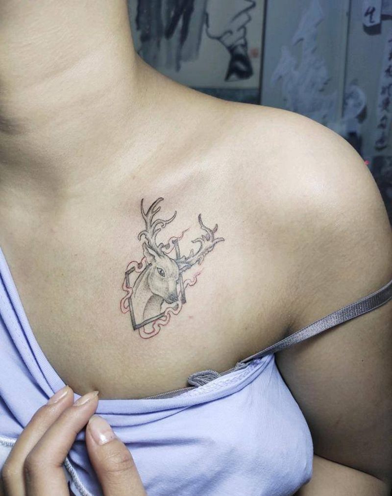 清新系列小鹿纹身图片_胸部点刺几何纹身图案