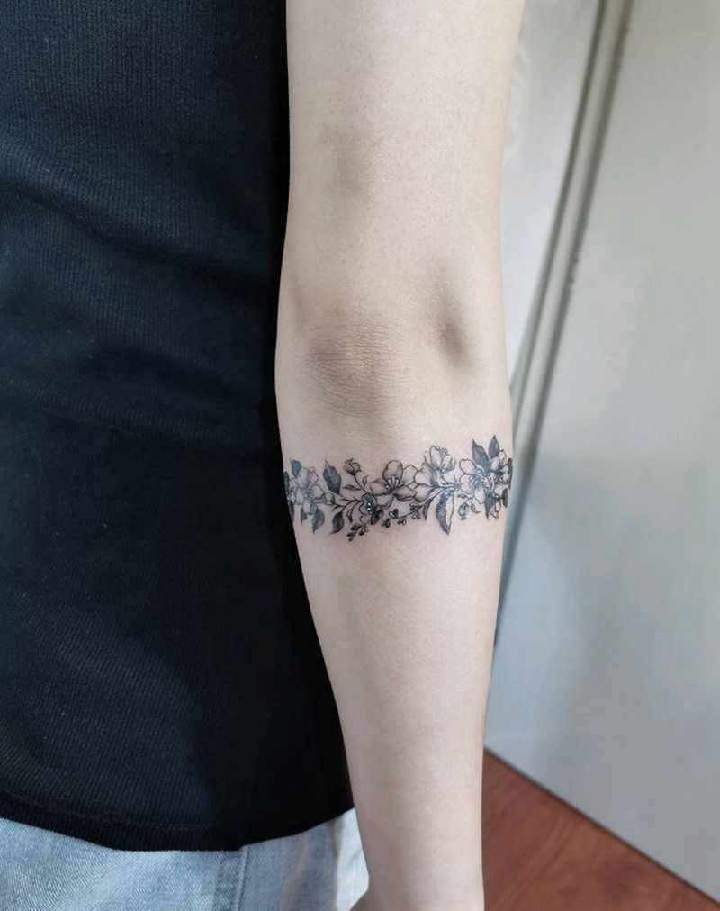 素花臂环纹身图片_手臂手部新传统花体字小清新素花臂环纹身图案