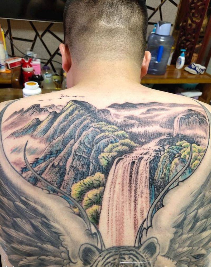 山水之间纹身图片_背部新传统点刺纹身图案