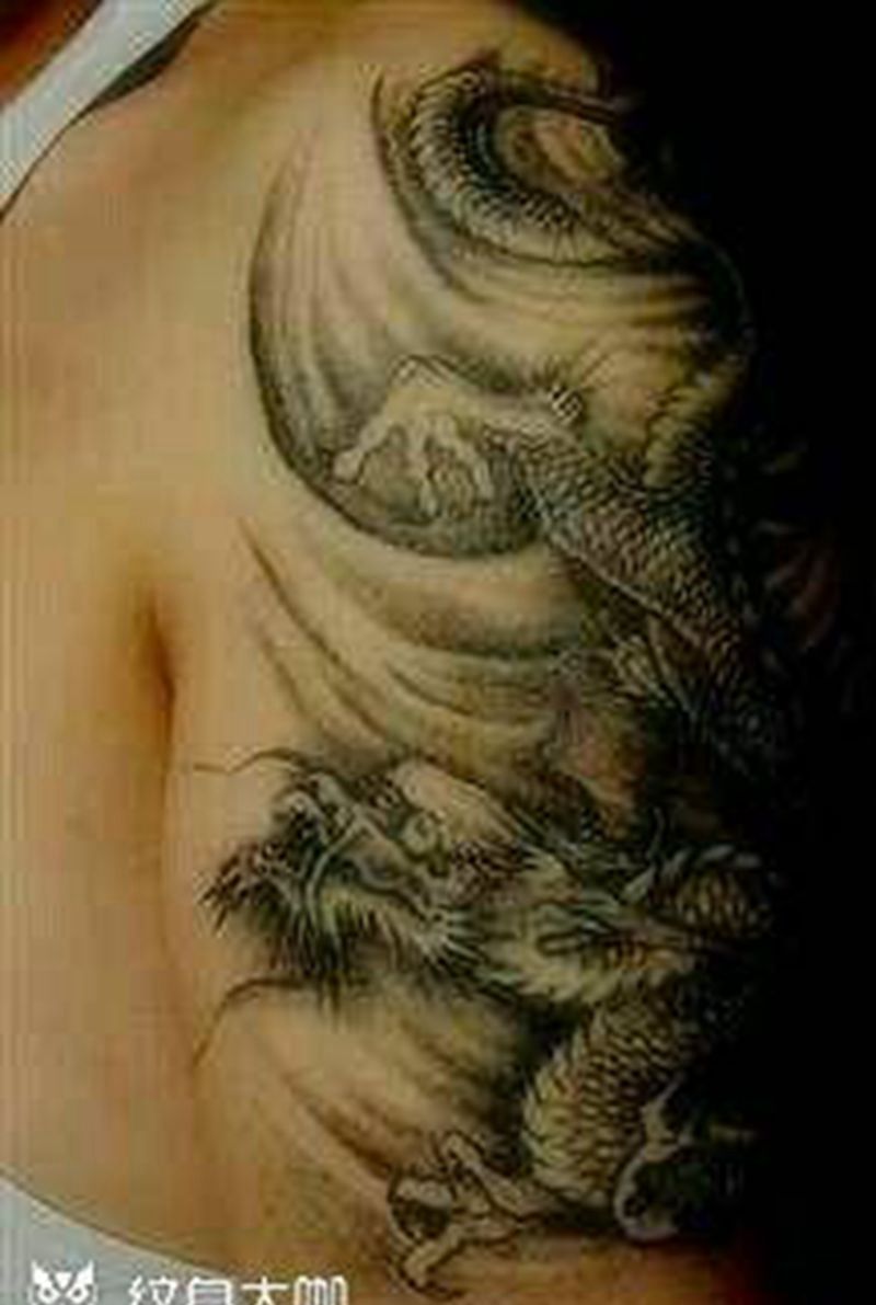 纹身：云龙纹身图片_肩部传统动物龙成品纹身图案