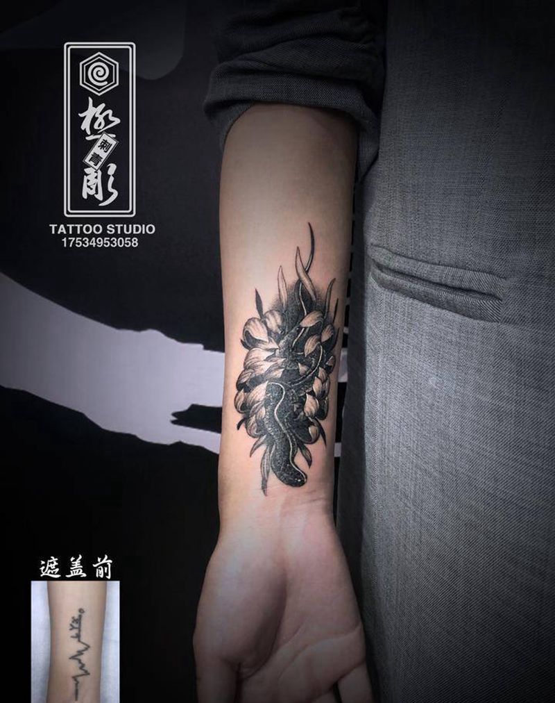 遮盖蛇与花纹身图片_手臂纹身图案