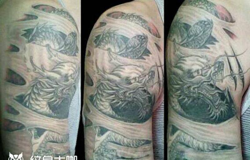 纹身:撕皮龙纹身图片_肩部传统动物龙成品纹身图案