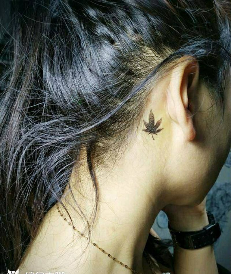 耳后枫叶纹身图片_颈部点刺纹身图案