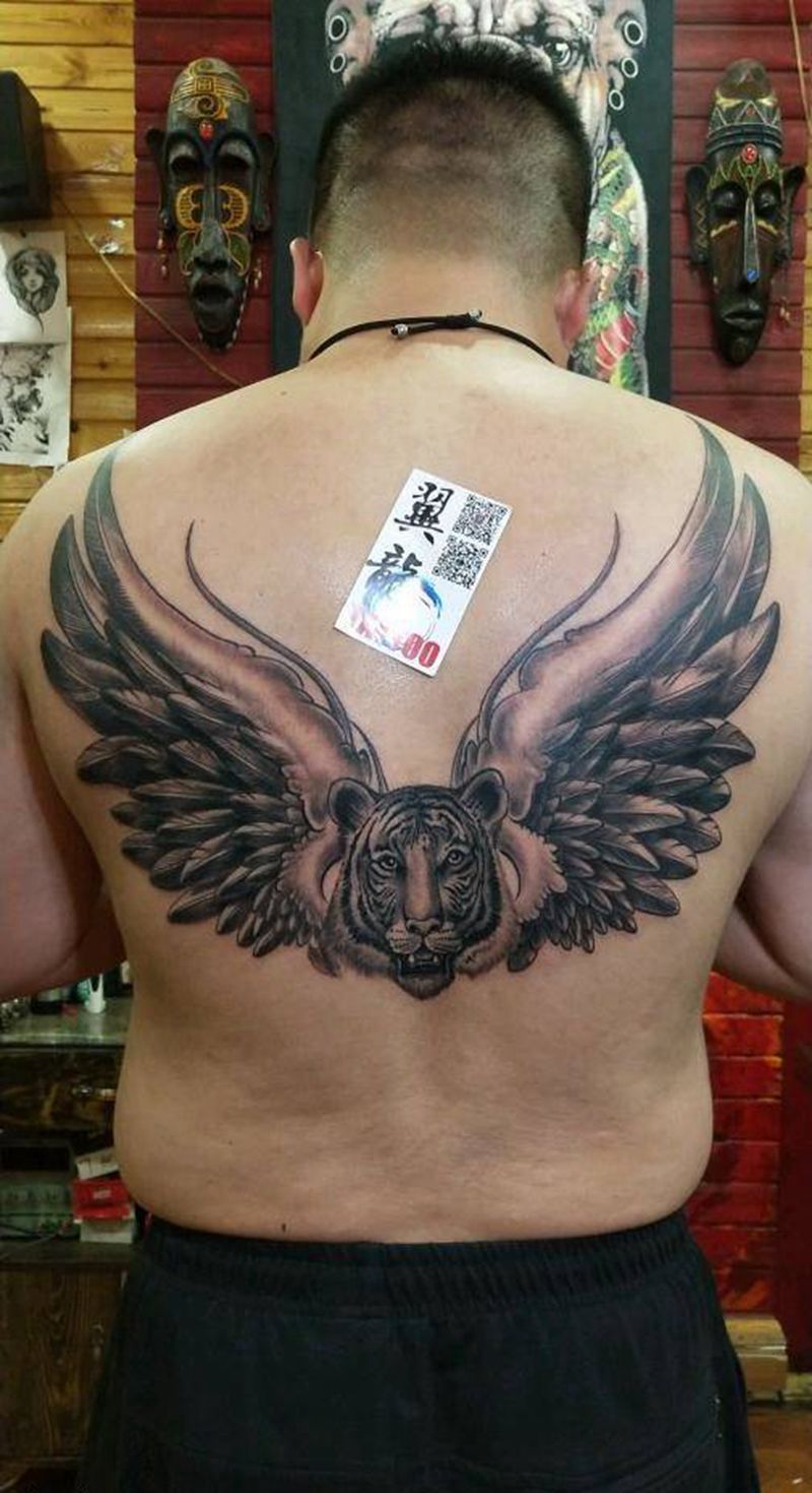 如虎添翼纹身图片_背部老传统纹身图案