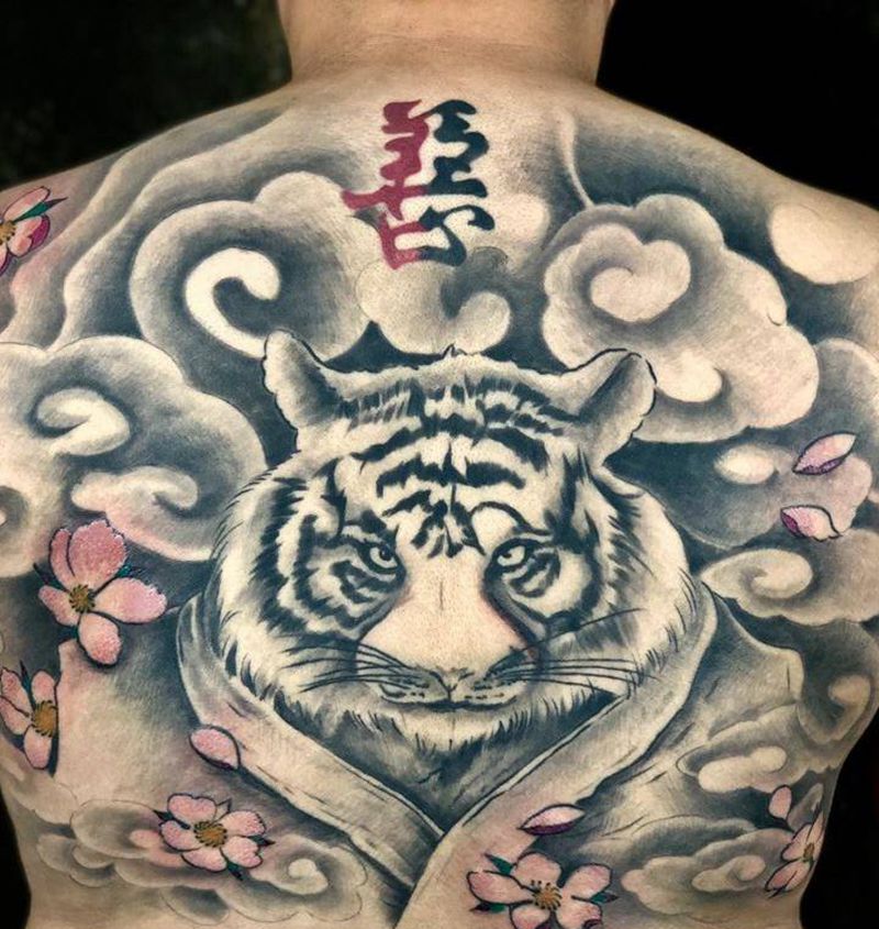 收个尾纹身图片_背部纹身图案