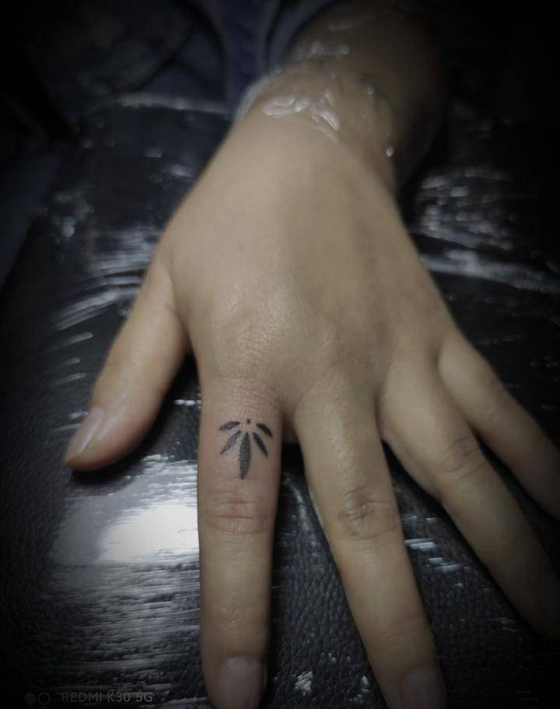 手指纹身纹身图片_手部点刺纹身图案