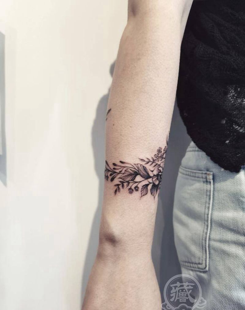 原创素花纹身图片_手部手臂花体字水彩素花臂环小清新纹身纹身图案