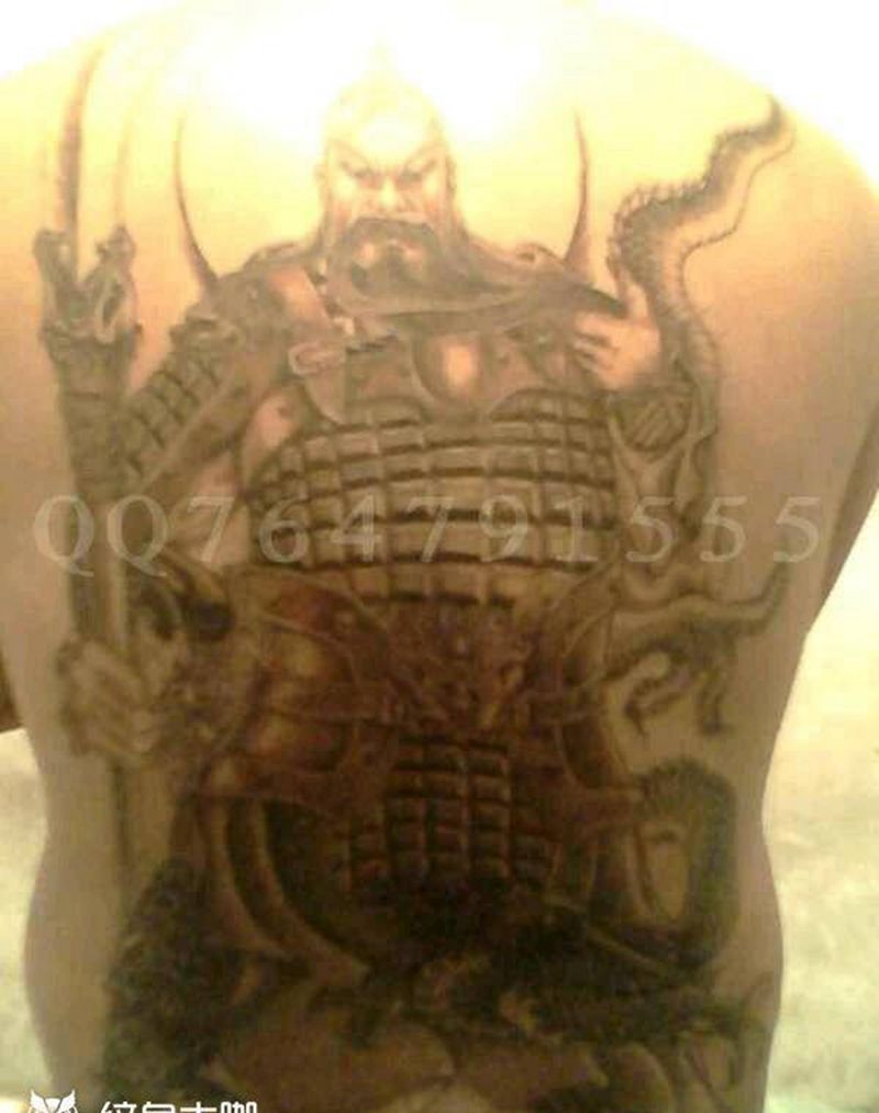 纹身：关公降龙纹身图片_背部传统人物关公成品纹身图案