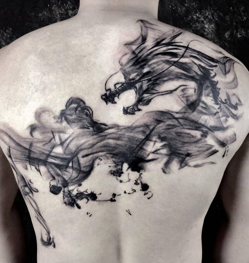 龙纹身图片_背部水墨纹身图案