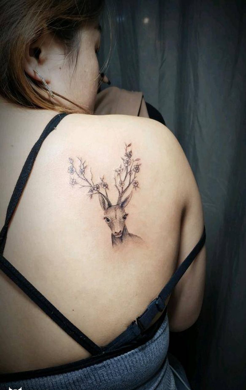 小鹿纹身图片_肩部背部点刺纹身图案