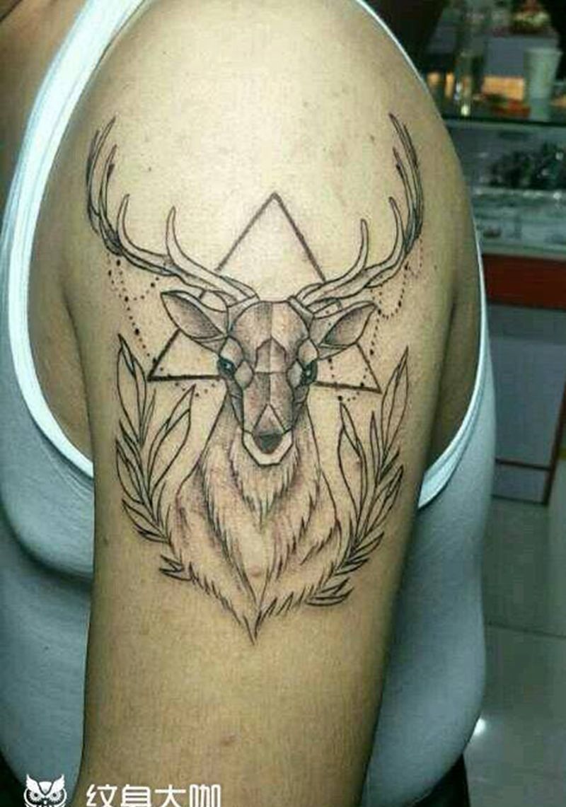 清新小鹿，纹身图片_肩部点刺几何鹿纹身图案