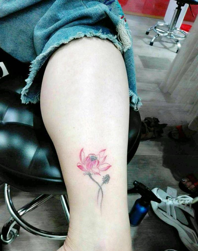 清新莲花纹身图片_脚部清新植物荷花成品纹身图案