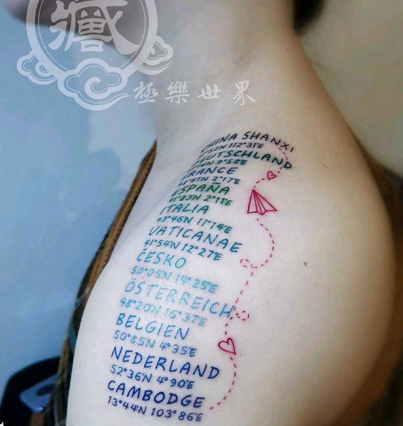 城市 坐标纹身图片_肩部手臂几何水彩英文小飞机坐标纹身图案