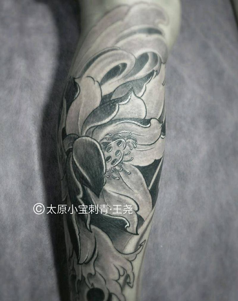 传统黑白荷花纹身图片_腿部传统成品纹身图案