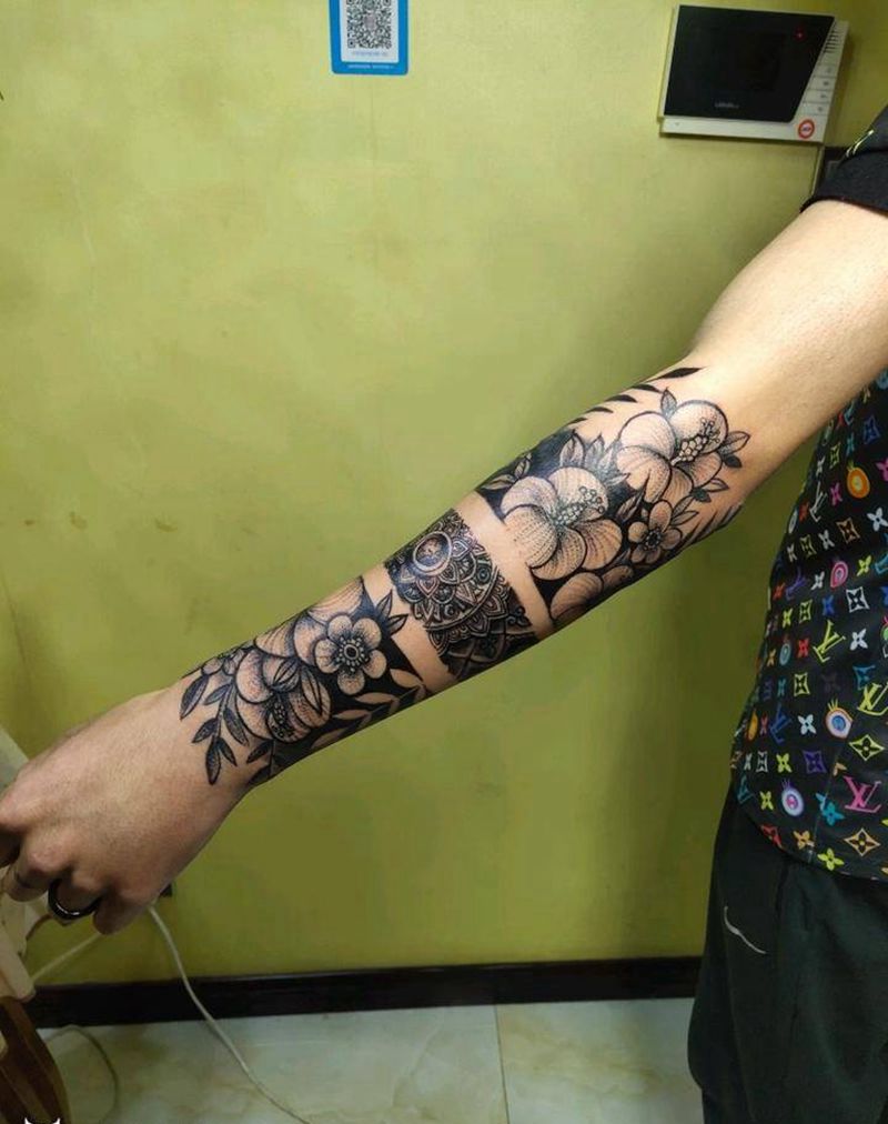 素花花臂纹身图片_手臂新传统点刺纹身图案