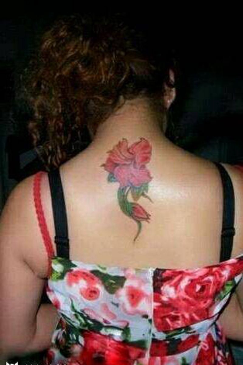 纹身:花纹身图片_背部清新植物成品纹身图案