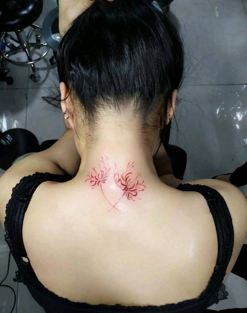 彼岸花纹身图片_颈部背部彼岸花纹身图案