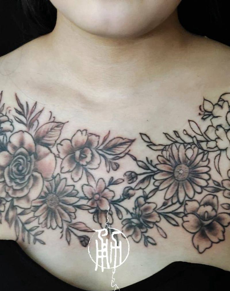 素花花胸纹身图片_胸部新传统纹身图案