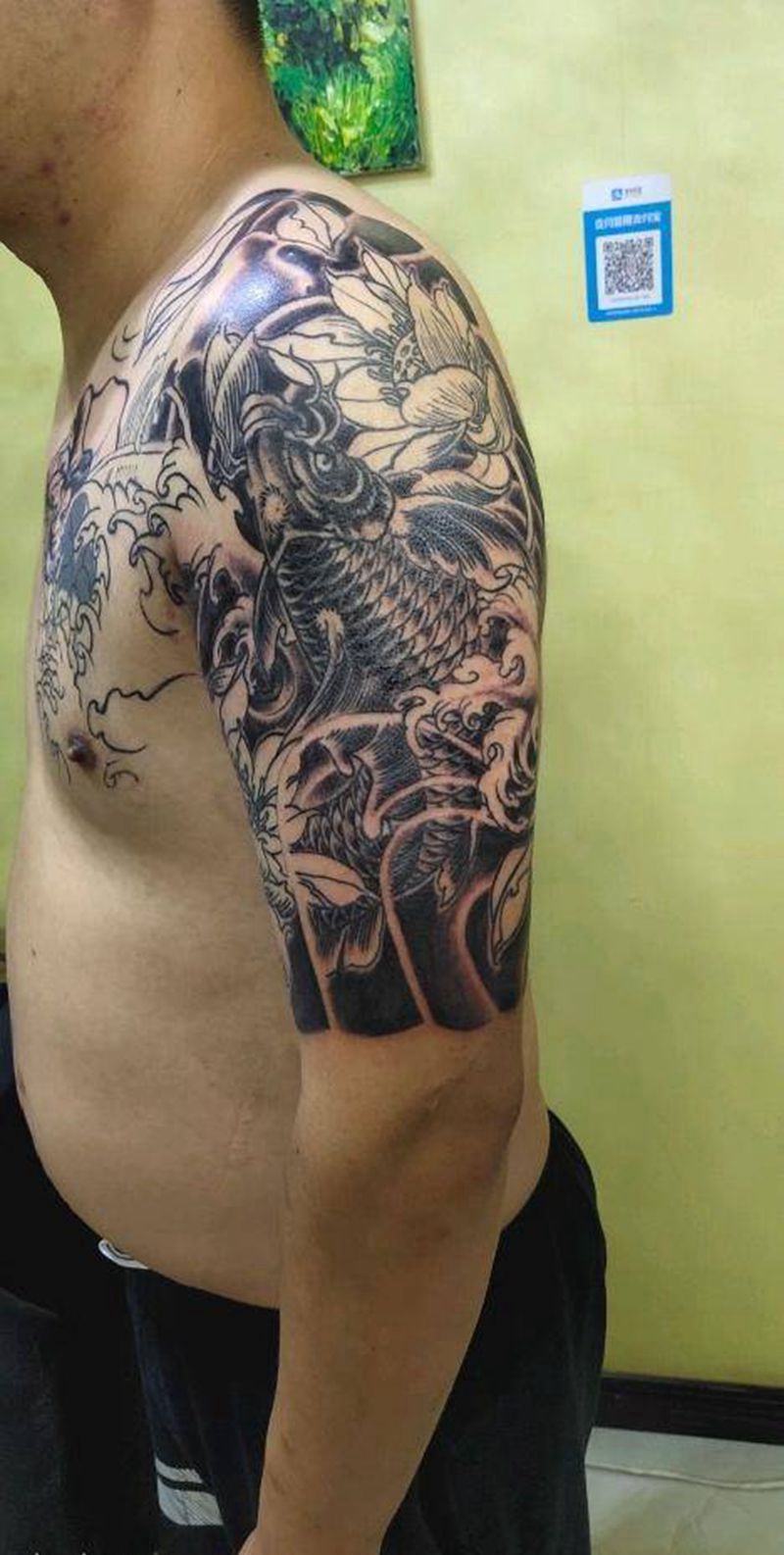 半甲鱼纹身图片_胸部肩部老传统纹身图案