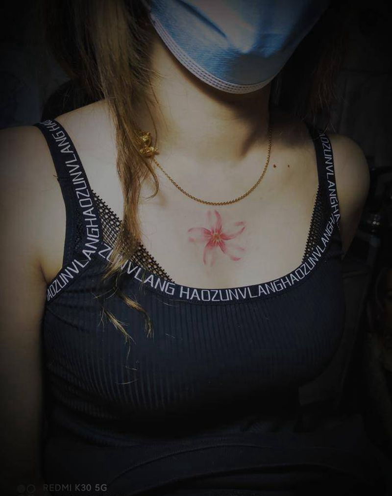 小花遮盖疤痕纹身图片_胸部New School纹身图案