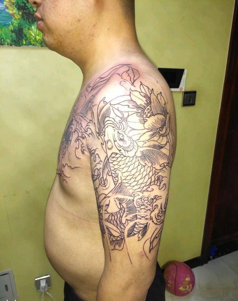 半甲鱼纹身图片_胸部肩部老传统纹身图案