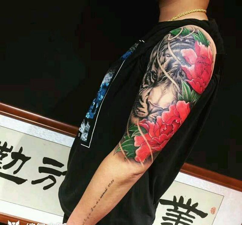 虎嗅牡丹纹身图片