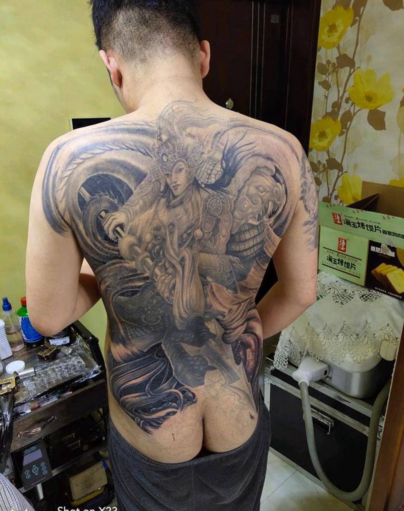 赵云纹身图片_背部老传统纹身图案