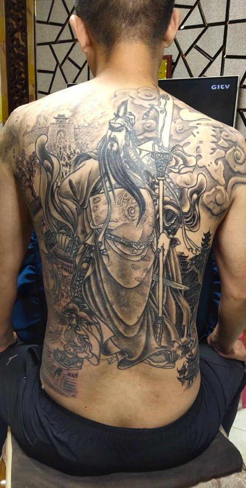 老关公加满背纹身图片_背部新传统纹身图案