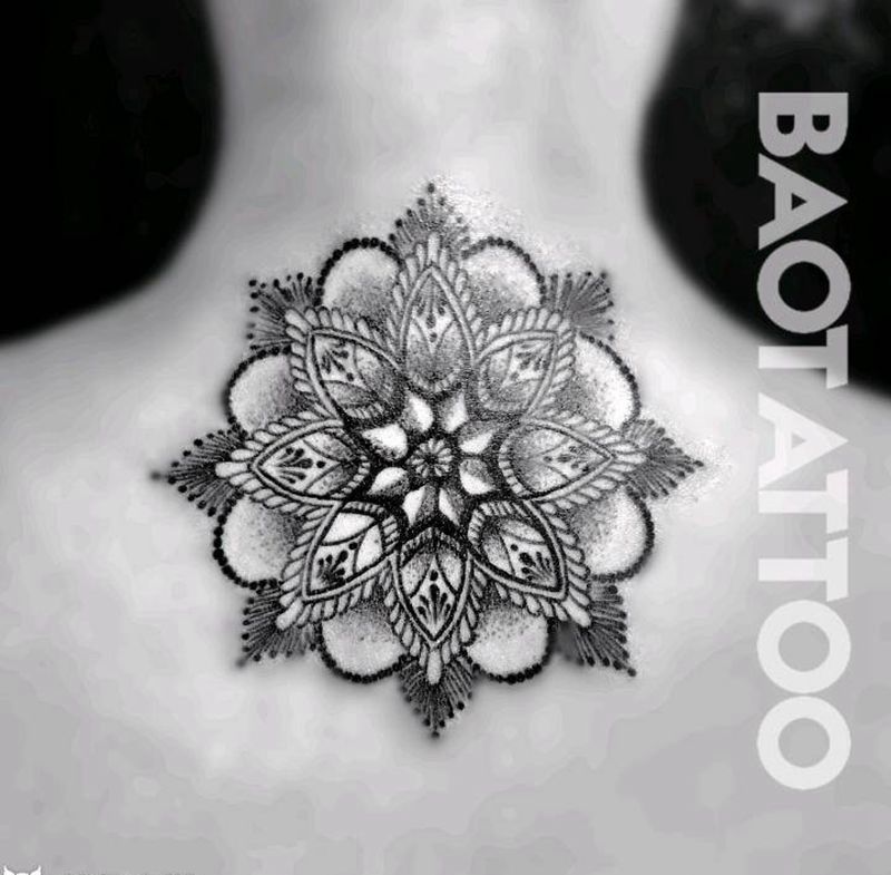 曼陀罗纹身图片_颈部成品纹身图案